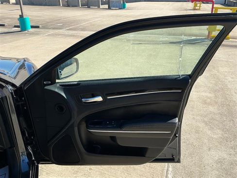 Used 2018 Chrysler 300 S w/ 300S Premium Group image 31