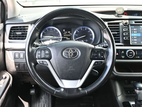 Used 2019 Toyota Highlander XLE FWD image 12