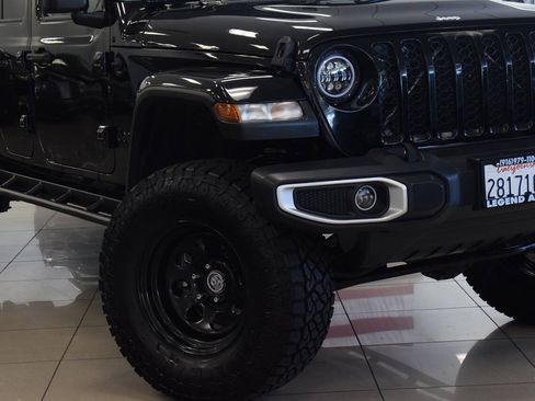 Used 2021 Jeep Gladiator Sport AWD/4WD image 9