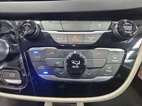 Used 2023 Chrysler Voyager LX image 24