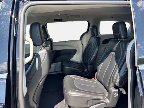 Used 2024 Chrysler Pacifica Touring-L FWD image 22