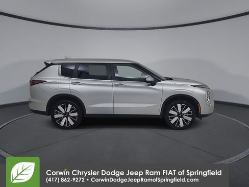 Used 2025 Mitsubishi Outlander SE image 17