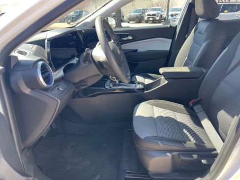 Used 2025 Chevrolet Trax LT image 30