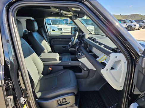 New 2024 Land Rover Defender 110 SE image 9