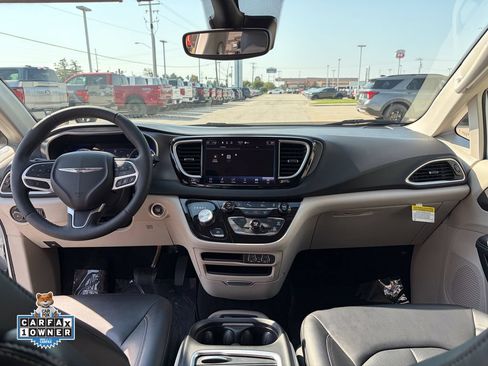 Used 2024 Chrysler Pacifica Touring-L FWD image 31