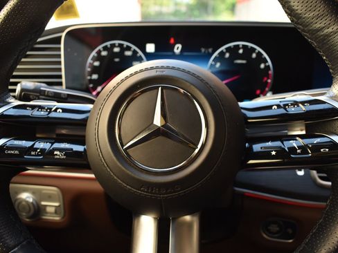 Used 2025 Mercedes-Benz GLS 450 4MATIC w/ AMG Line Exterior image 29
