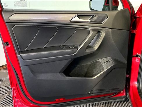 Used 2022 Volkswagen Tiguan SE w/ Panoramic Sunroof Package image 22