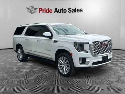 Used 2022 GMC Yukon XL Denali w/ Denali Premium Package AWD/4WD image 3