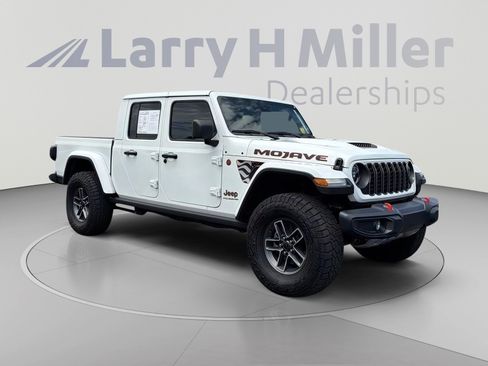 Certified 2025 Jeep Gladiator Mojave w/ Convenience Group AWD/4WD image 8