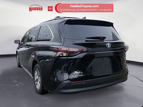 Used 2025 Toyota Sienna LE image 3