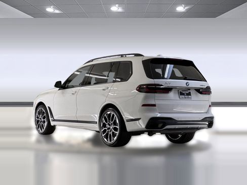 Used 2023 BMW X7 xDrive40i w/ M Sport Package AWD/4WD image 3