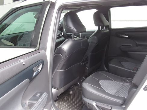 Used 2024 Toyota Highlander XSE AWD/4WD image 14