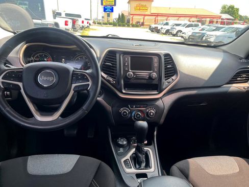 Used 2018 Jeep Cherokee Latitude w/ Altitude Package image 17