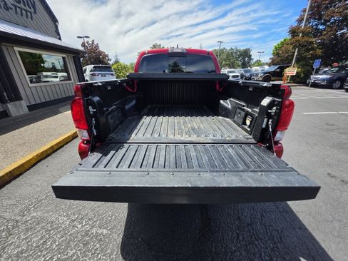 Used 2017 Toyota Tacoma TRD Sport w/ Tow Package (A/T) AWD/4WD image 10
