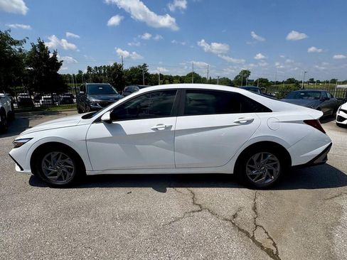 Used 2024 Hyundai Elantra SEL FWD image 2