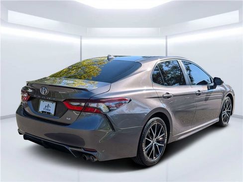 Used 2022 Toyota Camry SE FWD image 3