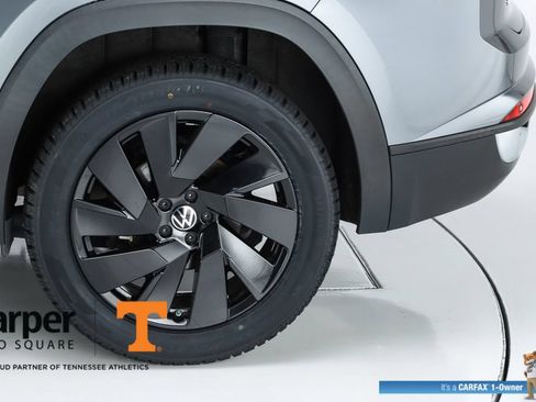 Used 2024 Volkswagen Atlas Cross Sport SE w/ Panoramic Sunroof Package FWD image 6