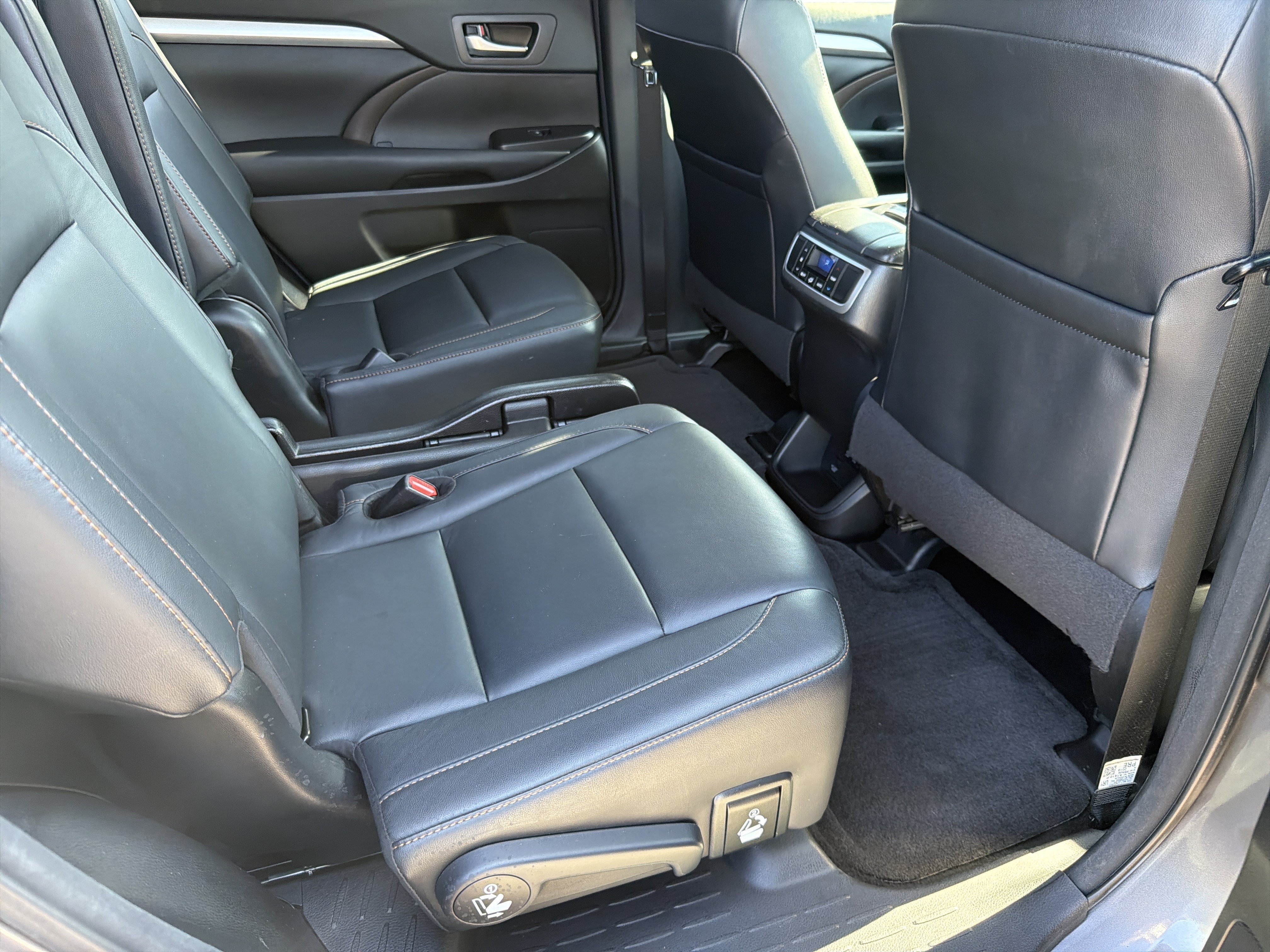 Used 2018 Toyota Highlander XLE FWD image 24