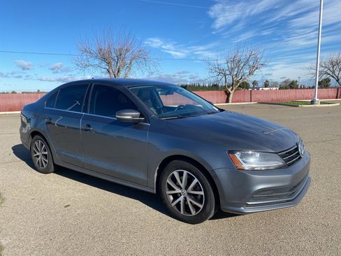Used 2017 Volkswagen Jetta SE image 2