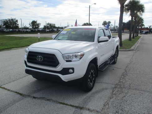Used 2023 Toyota Tacoma SR5 w/ Technology Package AWD/4WD image 3