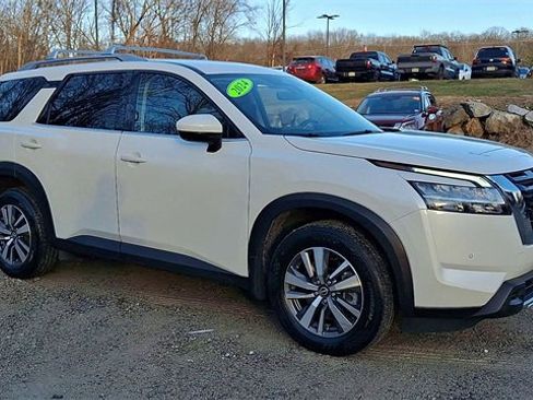 Certified 2024 Nissan Pathfinder SL image 2