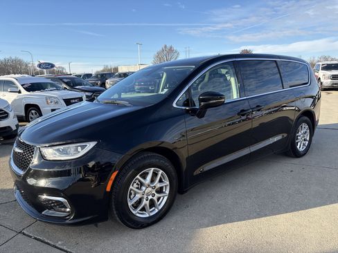 Used 2024 Chrysler Pacifica Touring-L image 2