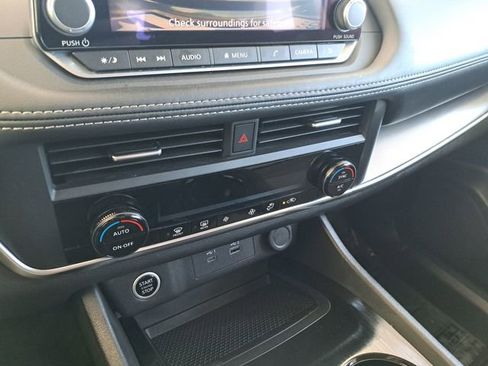 Used 2023 Nissan Rogue SV image 12