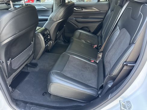 Used 2023 Jeep Grand Cherokee Altitude AWD/4WD image 18