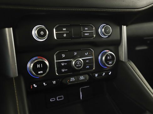 Used 2023 GMC Yukon XL SLT image 26