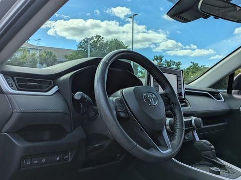 Used 2022 Toyota RAV4 XLE AWD/4WD image 9