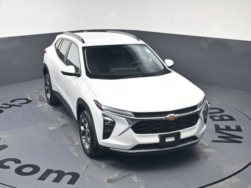 Used 2025 Chevrolet Trax LT w/ Driver Confidence Package image 30