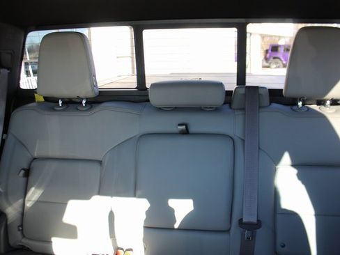 Used 2023 GMC Sierra 1500 SLT image 32