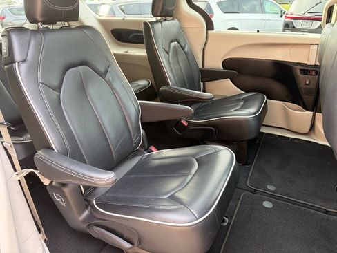 Used 2023 Chrysler Pacifica Limited FWD image 11