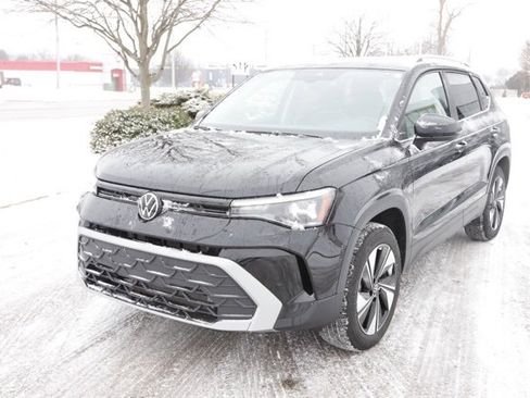 Used 2025 Volkswagen Taos SE w/ Panoramic Sunroof Package image 10