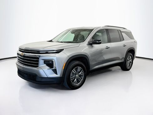 Used 2026 Chevrolet Traverse LT w/ Driver Confidence Package FWD image 3