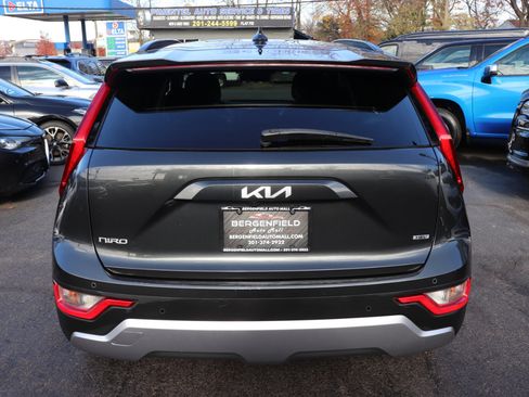 Used 2023 Kia Niro EX image 4