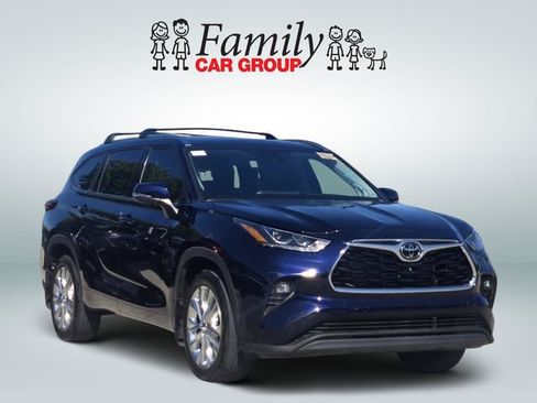Used 2024 Toyota Highlander Limited FWD image 2