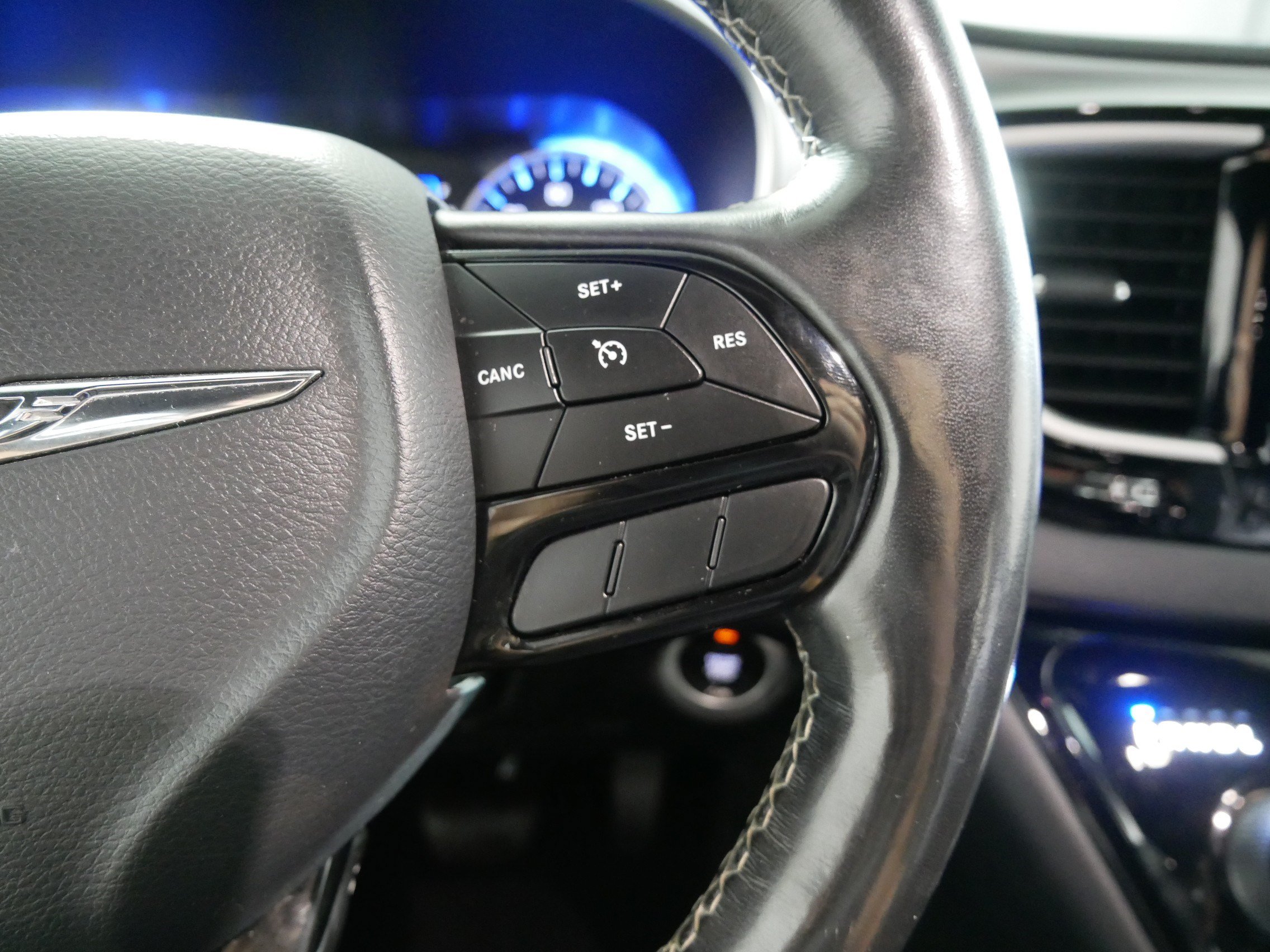 Used 2020 Chrysler Pacifica Touring-L FWD image 28