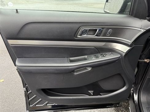 Used 2018 Ford Explorer XLT image 17