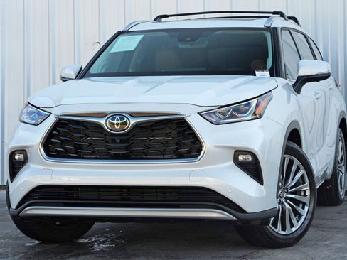 Used 2025 Toyota Highlander Limited image 3