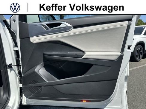 New 2026 Volkswagen Taos SE FWD image 30