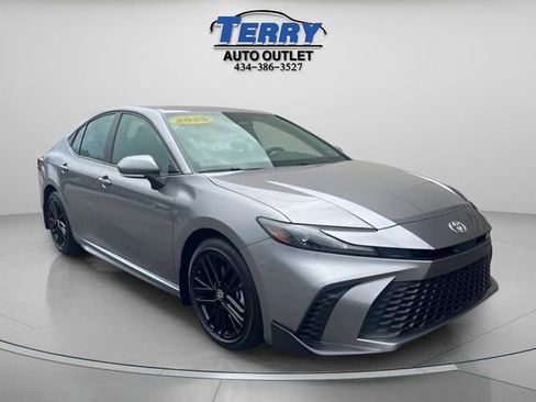 Used 2025 Toyota Camry SE image 2