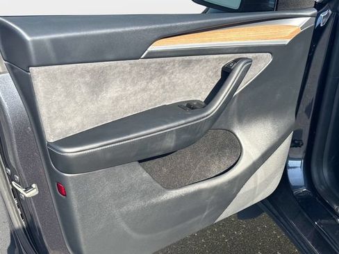 Used 2025 Tesla Model Y Long Range RWD image 15