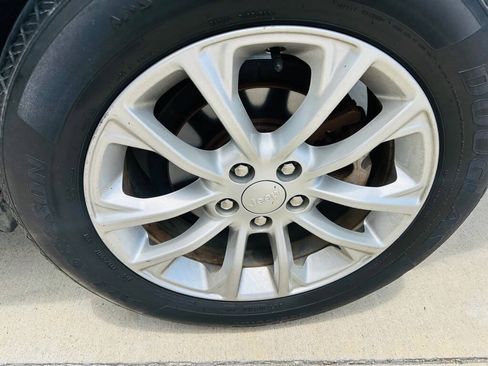 Used 2019 Jeep Cherokee Latitude w/ Popular Appearance Group FWD image 27