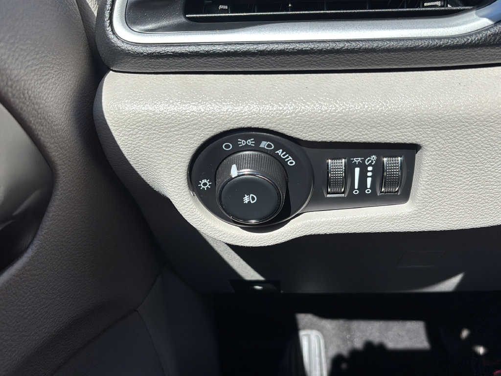 Used 2024 Chrysler Pacifica Touring-L FWD image 20