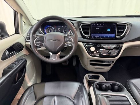 Used 2023 Chrysler Pacifica Touring-L FWD image 28
