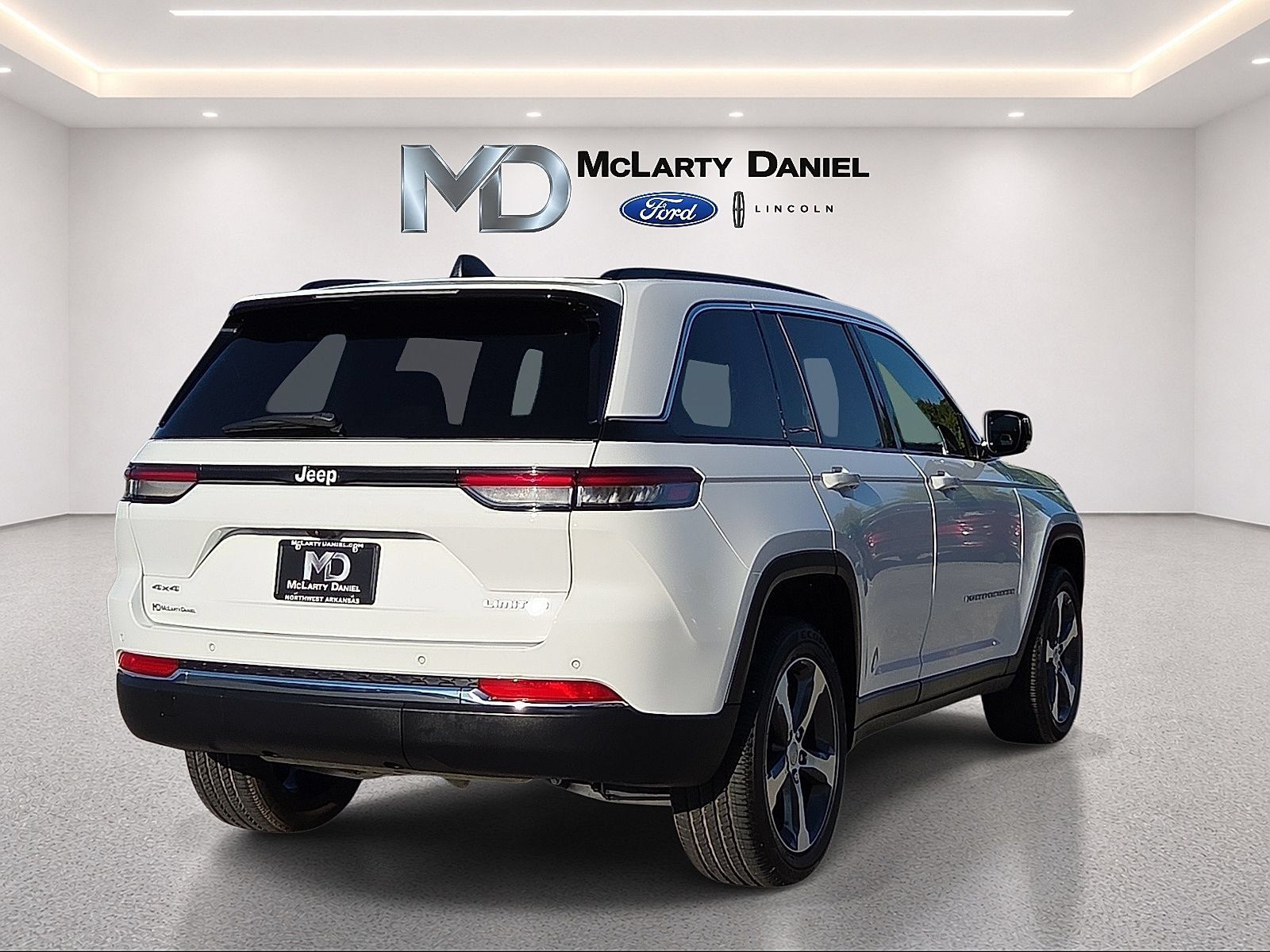 Used 2025 Jeep Grand Cherokee Limited w/ Trailer Tow Package AWD/4WD image 5