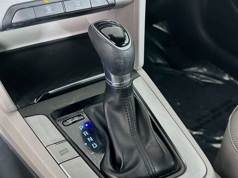 Used 2017 Hyundai Elantra SE image 24