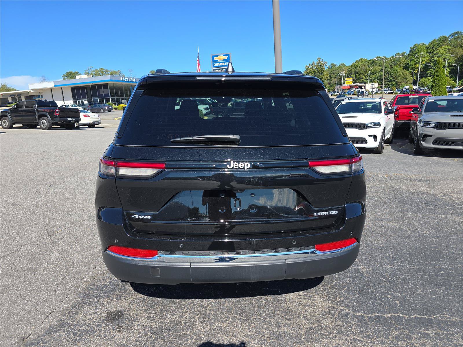 Used 2025 Jeep Grand Cherokee Laredo X w/ Luxury Tech Group I AWD/4WD image 4