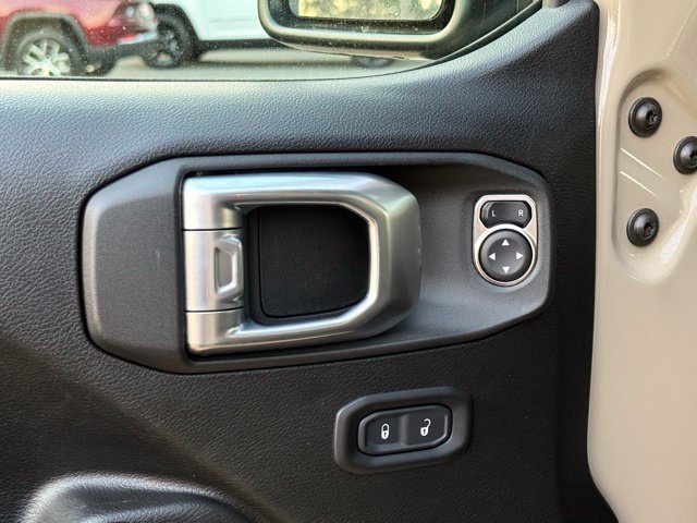 Used 2022 Jeep Wrangler Unlimited Rubicon w/ Cold Weather Group AWD/4WD image 15